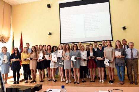 33 najlepsi maturzyści nagrodzeni zostali podczas sierpniowej sesji Rady Samorządu Rejonu Wileńskiego Fot. W. Jusiel