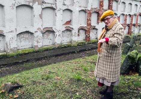 Jadwiga Pietkiewicz pokazuje miejsce, w którym w czasach sowieckich zostały zakopane prochy wyrzucone z kolumbariów Fot. Marian Paluszkiewicz