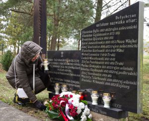 Na marmurowym pomniku 14 dotychczas ustalonych nazwisk Polaków, którzy śmierć tu ponieśli Fot. Marian Paluszkiewicz