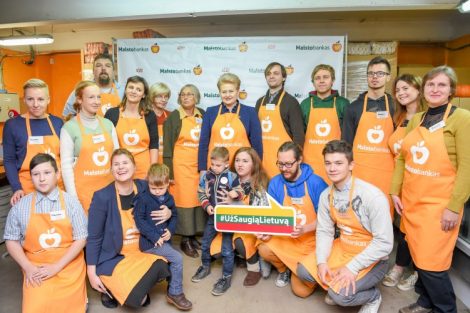 Prezydent Dalia Grybauskaitė wraz z przedstawicielami Banku Żywności zainicjowała 22. akcję zbierania długoterminowych artykułów spożywczych, które następnie zostaną rozdane dla osób ubogich Fot. president.lt