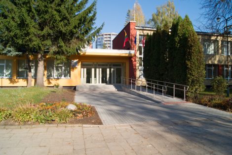 Budynek szkoły przy ul. Minties w dzielnicy Żyrmuny może zmieścić 540 uczniów Fot. Andrzej Podworski