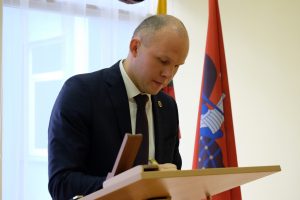 Rada samorządu rejonu wileńskiego na stanowisko wicemera rejonu wybrała Roberta Komarowskiego   Fot.vrsa.lt