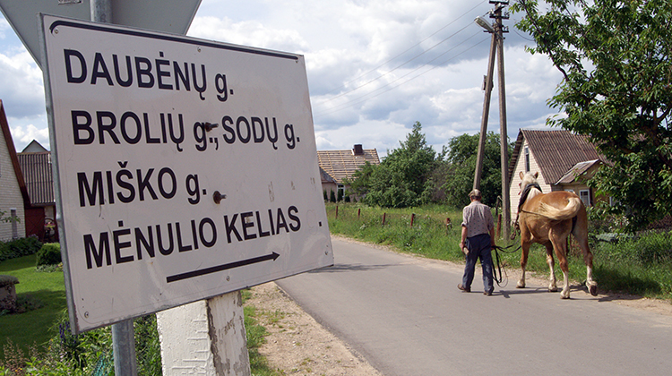 Obecnie tabliczki z litewskimi nazwami ulic umieszcza się na słupkach na granicy posesji Fot. Marian Paluszkiewicz