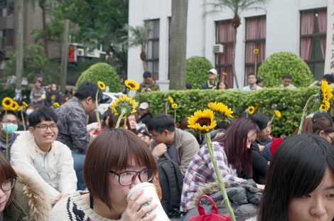  Podpis pod zdjęcie: Dziesięć lat po tajwańskim żywym łańcuchu doszło do Rewolucji Słoneczników, którego przywódcami byli studenci Fot. Hanna Shen „Gazeta Polska” 