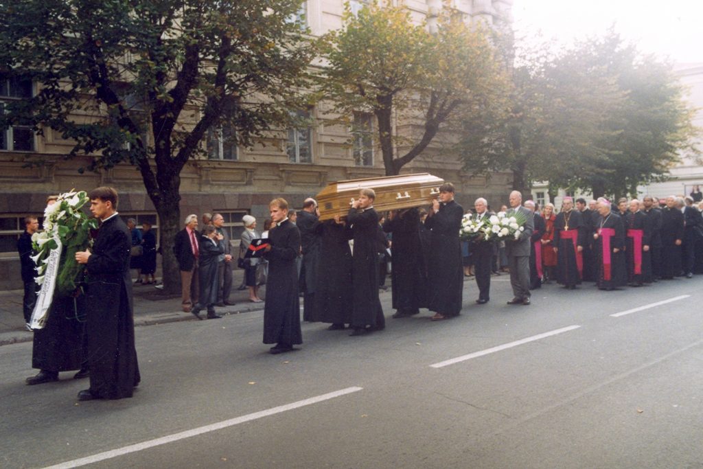  27 września 1999 odbył się uroczysty pogrzeb biskupa Borisevičiusa. Pochowano go w katedrze w Telszach, pod ołtarzem Fot. archiwum Kurii w Telszach