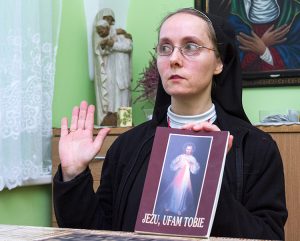 Siostra Patrycja podkreśla, że obraz wileński jest pełen głębokiej symboliki Fot. Marian Paluszkiewicz