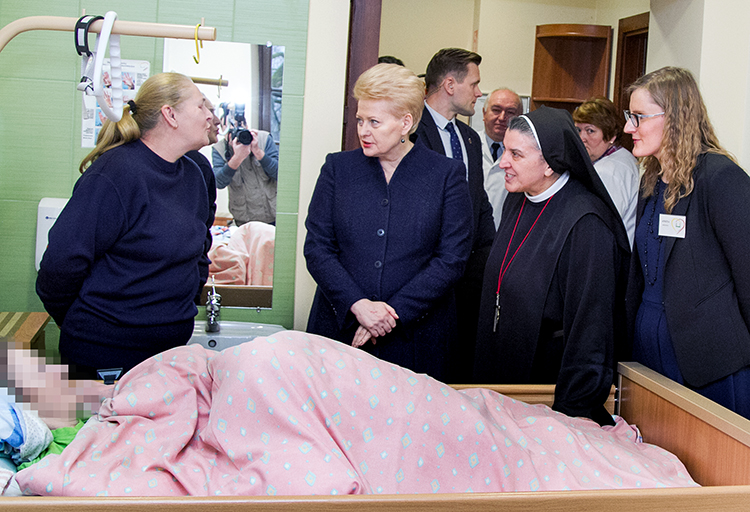  Prezydent Dalia Grybauskaitė po raz pierwszy z własnej inicjatywy odwiedziła Hospicjum bł. ks. Michała Sopoćki Fot. Marian Paluszkiewicz