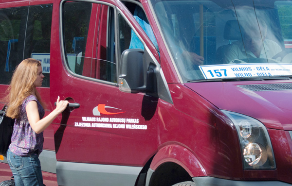 Bój z Inspekcją Języka Państwowego wciąż toczą lokalni przewoźnicy, którzy na autobusach zamieszczają dwujęzyczne tablice z kierunkiem trasy Fot. Marian Paluszkiewicz