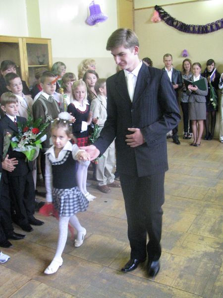 Uroczysty apel w Szkole Średniej w Ciechanowiszkach uwieńczyło brzmienie pierwszego dzwonka, który zadzwonił w rączkach jednej z pierwszoklasistów dumnie kroczącej w towarzystwie kolegi ze starszej klasy.