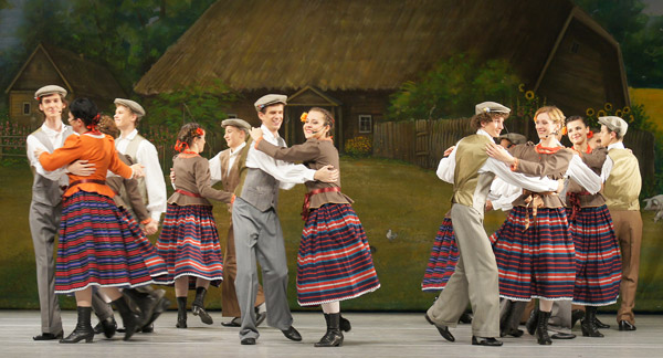 Wyrychtowała się młodzież do tańca na „Wieczorynce w Skrobuciszkach” Fot. Marian Paluszkiewicz