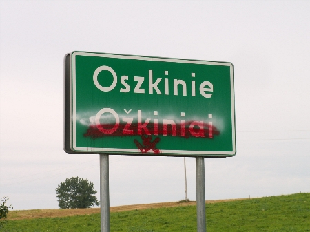 Zamalowane przez nieznanych wandali dwujęzyczne tablice w gminie Puńsk. Fot. Marian Paluszkiewicz