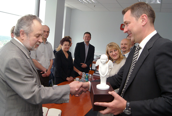 Mer Wilna Artūras Zuokas wręczył prezesowi „Korony” Zygmuntowi Klonowskiemu symbolicznego anioła miasta Fot. Marian Paluszkiewicz