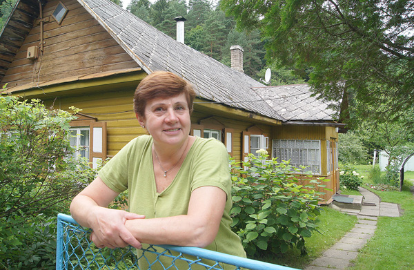 Pani Janina lubi sobie czasem przez płot na wieś spojrzeć, podumać o czymś Fot. Marian Paluszkiewicz
