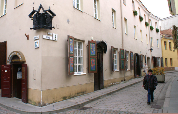 Punkt centralny całej tej zamkniętej w sobie dzielnicy stanowił Dziedziniec Szkolny przy ul. Żydowskiej Fot. Marian Paluszkiewicz