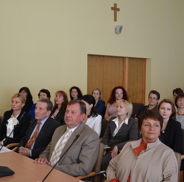 W pierwszym rzędzie od lewej siedzą: R. Tamaszuniene, G. J. Mincewicz, Cz. Olszewski oraz specjalista ds. oświaty V. Kvaraciejiene. Fot. Archiwum ASRW