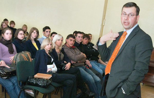 Minister oświaty i nauki Gintaras Steponavičius jest zadowolony z wyników próbnego ujednoliconego egzaminu Fot. Marian Paluszkiewicz