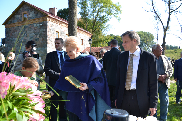 Prezydent RL Dalia Grybauskaitė oraz radny Samorządu Rejonu Wileńskiego Gintaras Karosas wzięli udział w ceremonii