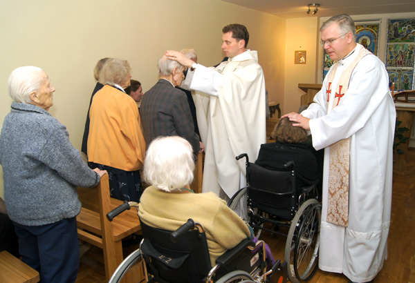 Eucharystia sprawowana była w intencji seniorów, ich rodzin oraz personelu tu pracującego Fot. Marian Paluszkiewicz