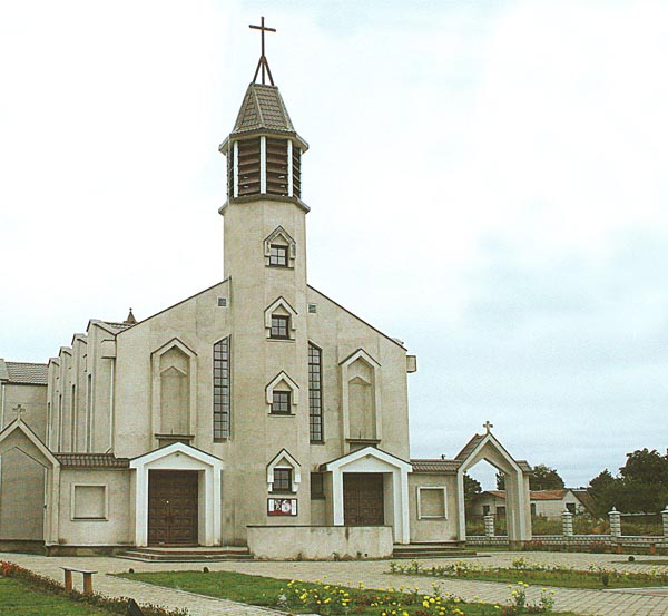 ) W Kowalczukach, przy kościele pw. Miłosierdzia Bożego, w roku 2007 wzniesiono pierwszy na Litwie pomnik Jana Pawła II.