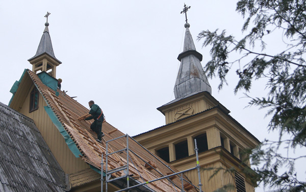 Na całego idzie remont kościelnego dachu Fot. Marian Paluszkiewicz