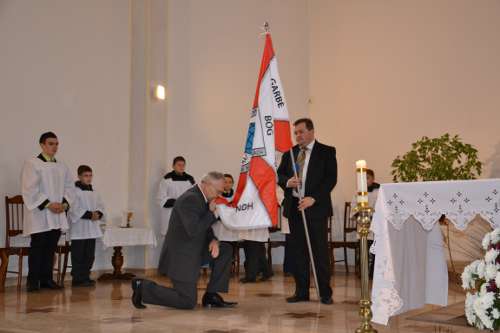 Wyświęcenie sztandaru gimnazjum odbyło się podczas Mszy św. w kościele pw. Miłosierdzia Bożego w Kowalczukach