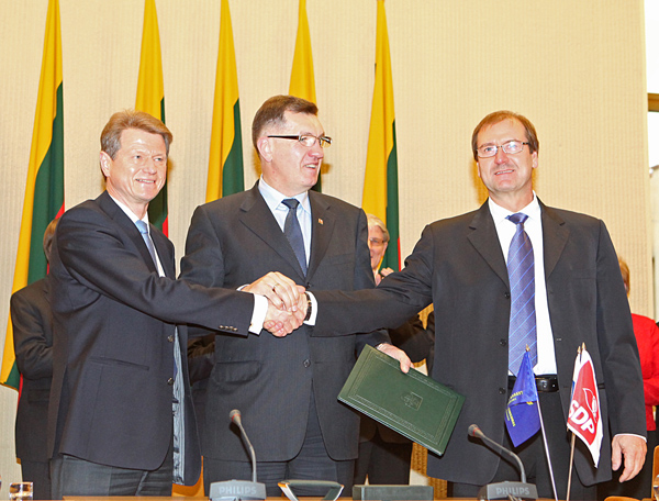 Rolandas Paksas, Algirdas Butkevičius oraz Wiktor Uspaskich podpisali wczoraj porozumienie o zawarciu nowej koalicji rządzącej Fot. ELTA