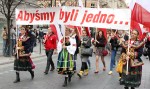 Uczestnicy pochodu przybyli z transparentami „Abyśmy byli jedno…” Fot. Marian Paluszkiewicz