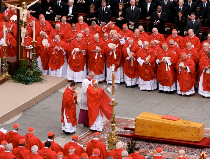 Na razie nie wiadomo, jaki los spotka szczątki zmarłego w 2005 roku Jana Pawła II po tym, gdy zostanie ogłoszony świętym Fot. archiwum