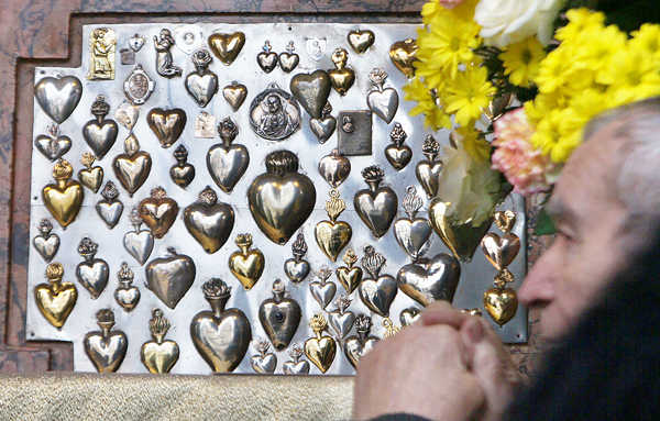 Ścianę Kaplicy Ostrobramskiej zdobi ponad 14 tys. wotów dziękczynnych ze złota i srebraFot. Marian Paluszkiewicz