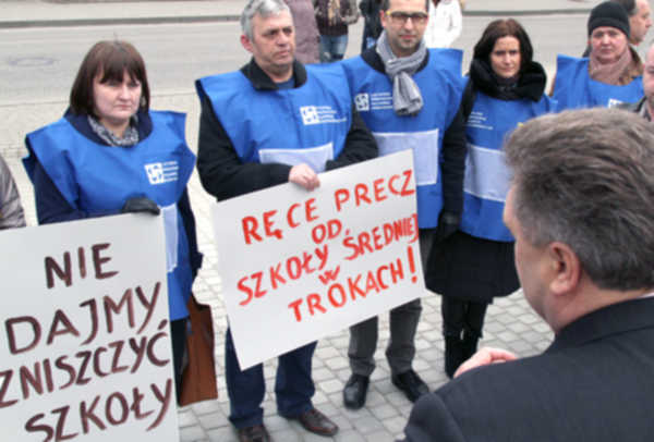 Społeczność szkolna, która organizowała pikietę, może być ukarana w trybie administracyjnymFot. Marian Paluszkiewicz