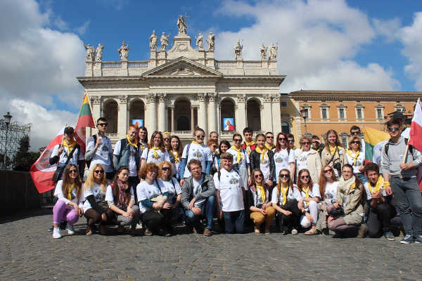 Grupa młodzieży z Wileńszczyzny przy Bazylice św. Jana na Lateranie