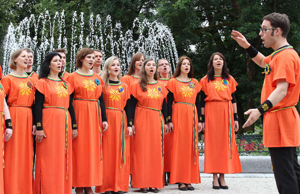 Fontanna w Ogrodzie Bernardyńskim „śpiewała” razem z chóremFot. Marian Paluszkiewicz