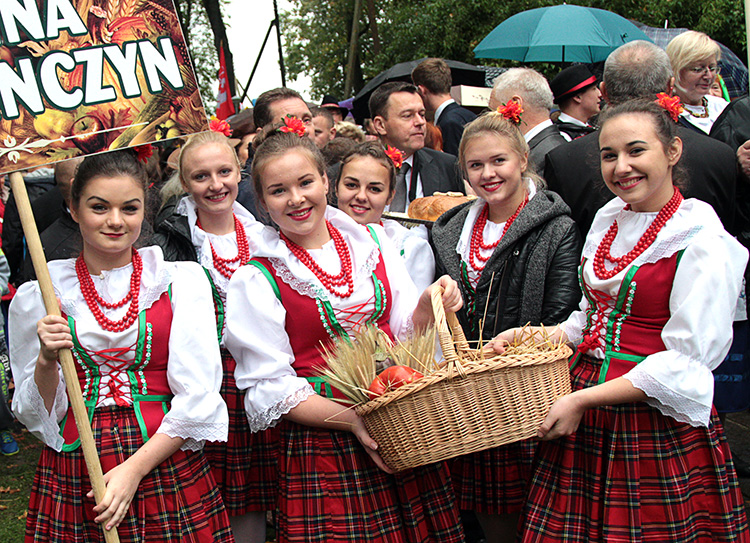 Urocze dziewczęta z Niemenczyna prezentują plony z gminy Niemenczyna.