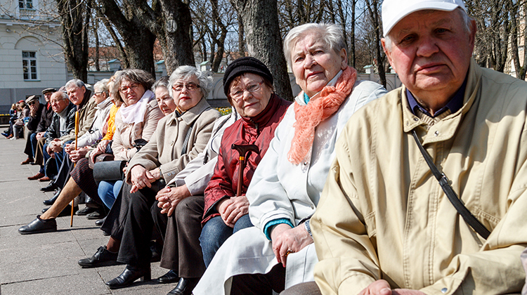 Starsi ludzie siedzą na ławce w parku i czekają, aż będzie lepiej, ale pewnie się nie doczekają