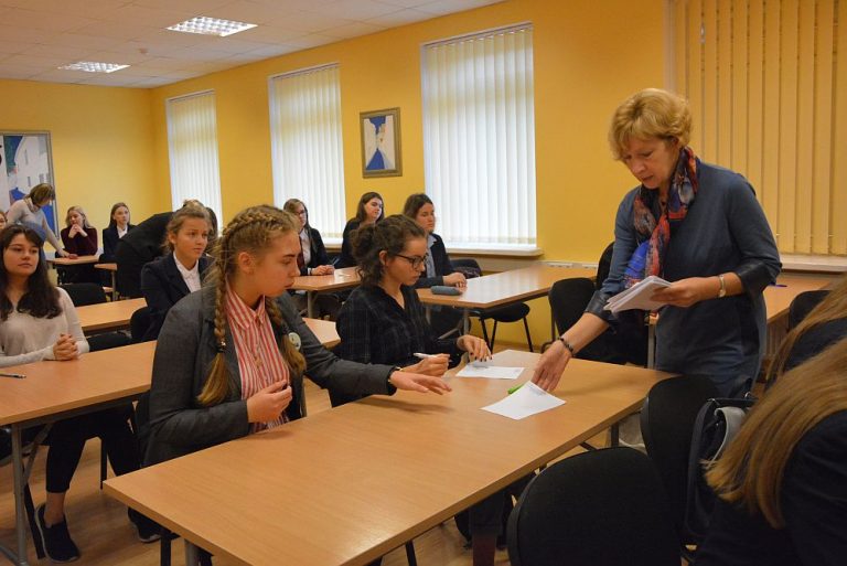 Uczniowie za ławkami.