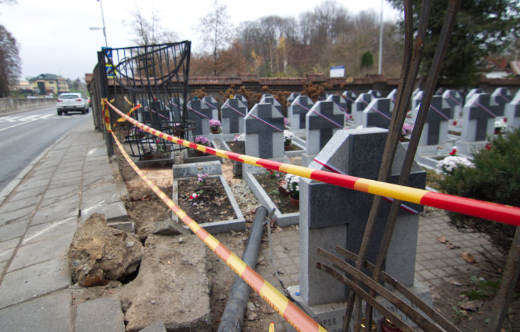 Cmentarz na Rossie znów uszkodzony — samochód wjechał w płot