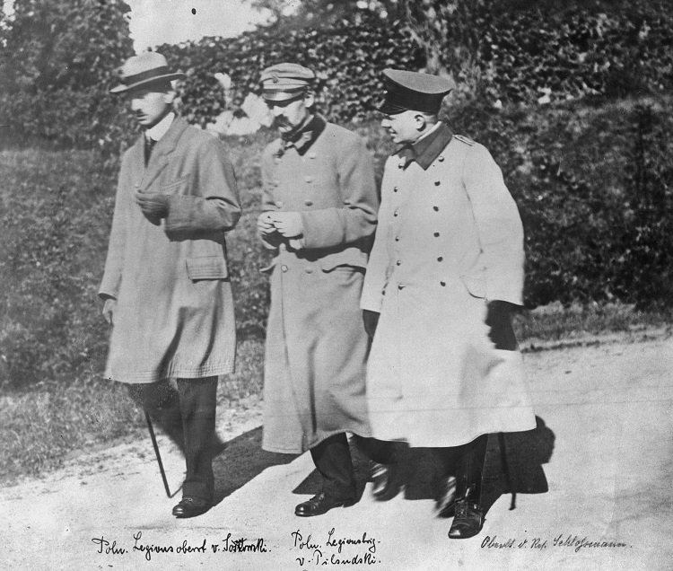 Józef Piłsudski, Kazimierz Sosnkowski i oficer armii niemieckiej w czasie spaceru na terenie twierdzy w Magdeburgu, druga połowa 1918 r. 