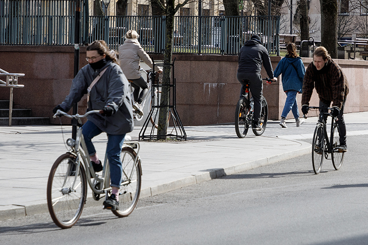 Samorząd stolicy zachęca do podróżowania rowerem, komunikacją miejską i pieszo
