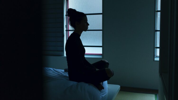 woman sitting on bed zdrowie psychiczne depresja emocje