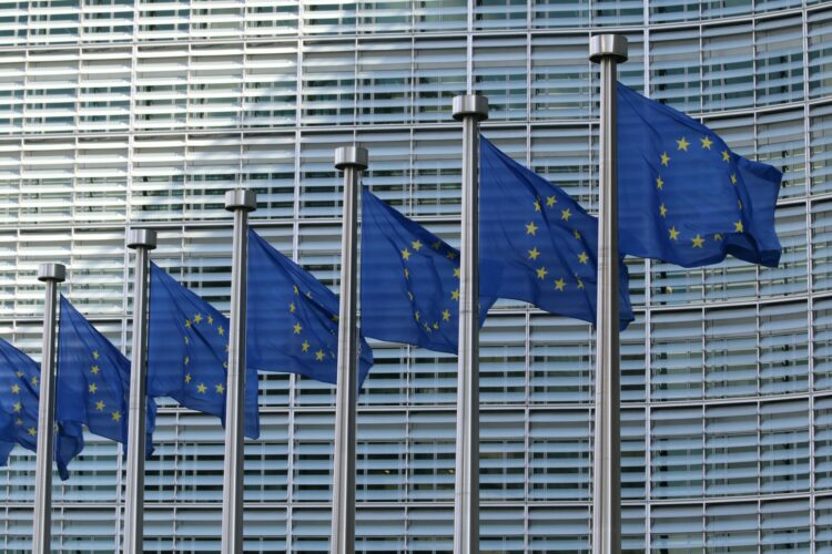 Flagii Unii Europejskiej przed budynkiem Komisji Europejskiej