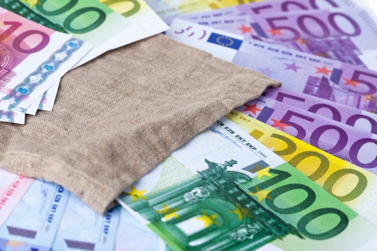 Banknoty w wysokości stu, dwustu i pięćset euro