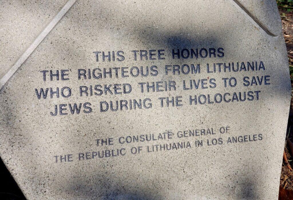 Kamień pamiątkowy odsłonięty przy Muzeum Holokaustu w Los Angeles dla Litwinów ratujących Żydów