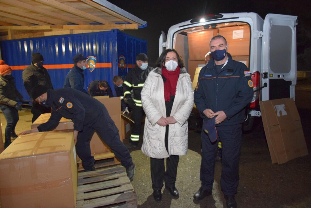 Pracownicy odpowiedzialni za dostarczenie pomocy humanitarnej osobom poszkodowanym w trzęsieniu ziemi w Chorwacji