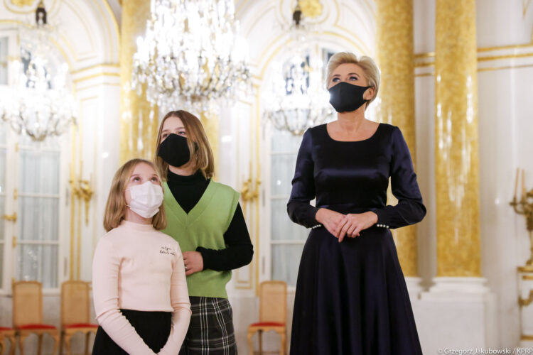Pierwsza Dama RP Agana Kornhauser-Duda i dwie dziewczynki w maskach ochronnych