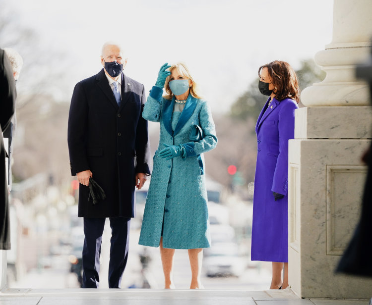 Biden z żoną Jill wchodzą na Kapitol.