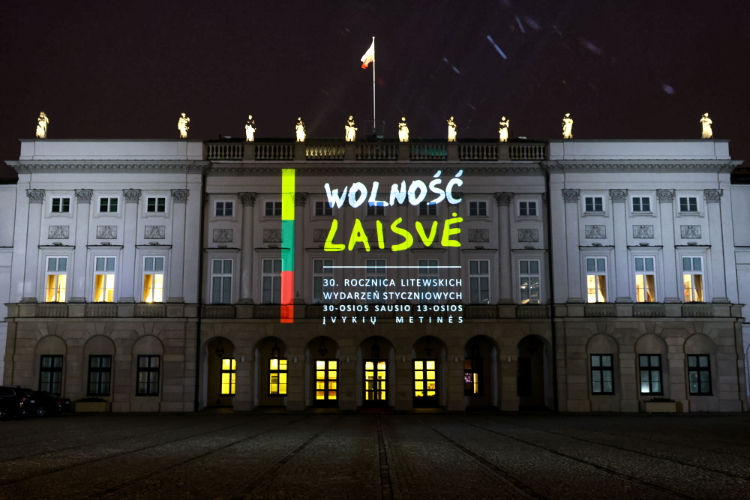 Pałac prezydencki w Warszawie oświetlony napisami „laisvė” i „wolność” przypominając o bohaterach 13 stycznia 1991 roku.