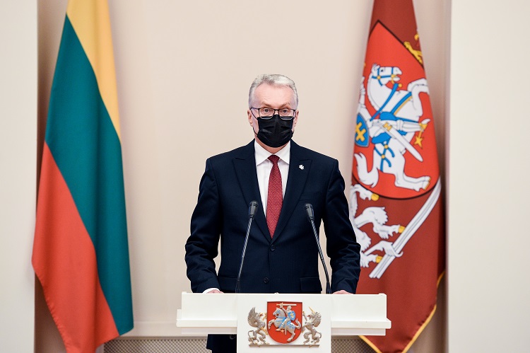 Prezydent Litwy Gitanas Nausėda na krótko przed udziałem w posiedzeniu Rady Europejskiej