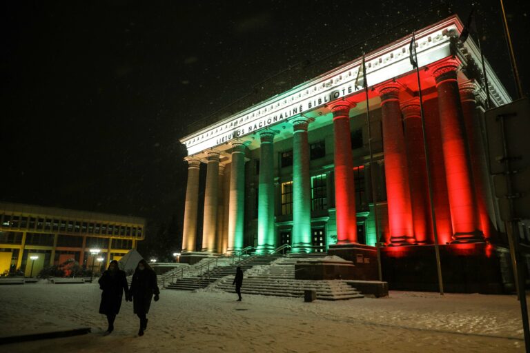 Budynek Biblioteki Narodowej im. Martynasa Mažvydasa podświetlony w kolorach flagi litewskiej z okazji obchodów 30. rocznicy Dnia Obrońców Wolności
