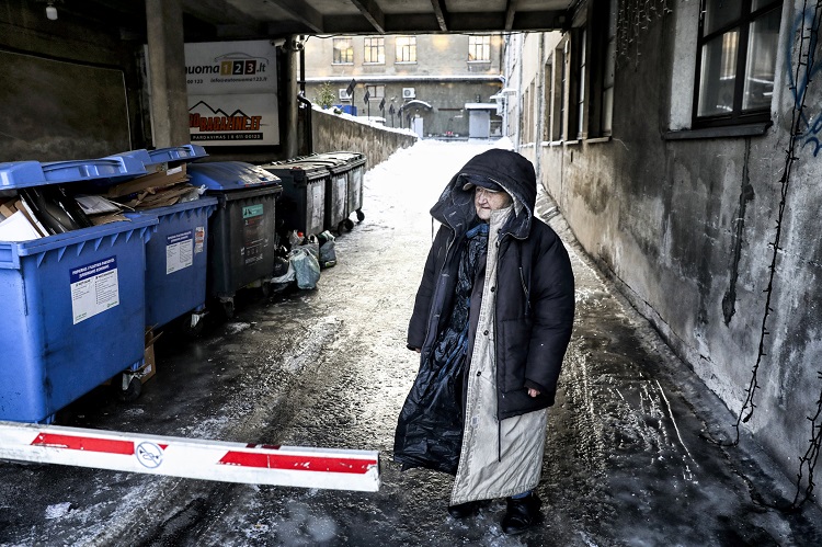 Bezdomna kobieta mieszkająca na ulicach Wilna w czasie mroźnej zimy