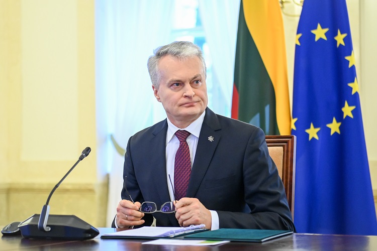 Prezydent Litwy Gitanas Nausėda na tle flagi Litwy i flagi Unii Europejskiej